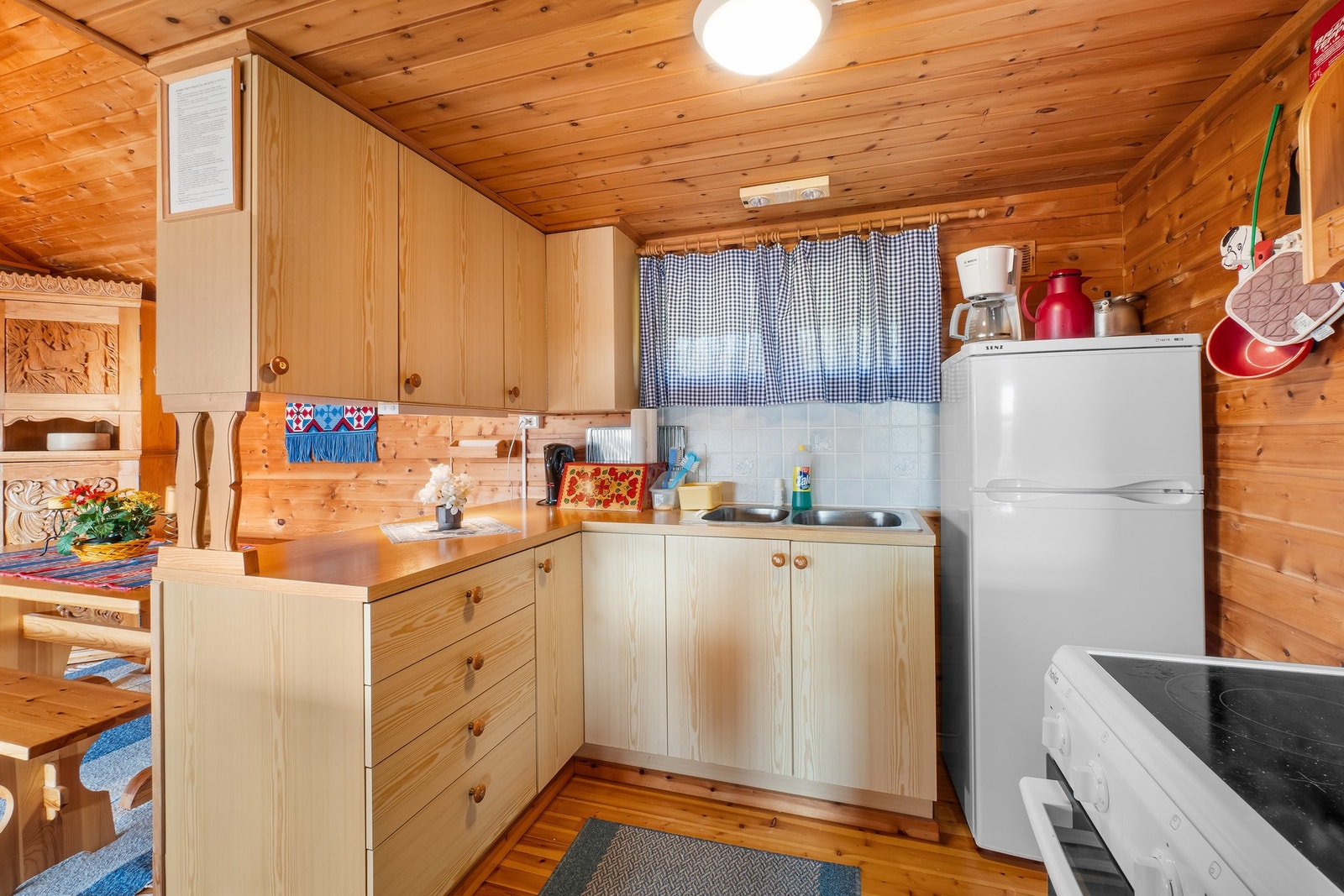 Kjøkkenet er godt utrustet med blant annet komfyr og kjøleskap. Videre er det god skap- og benkeplass. Galleribilde