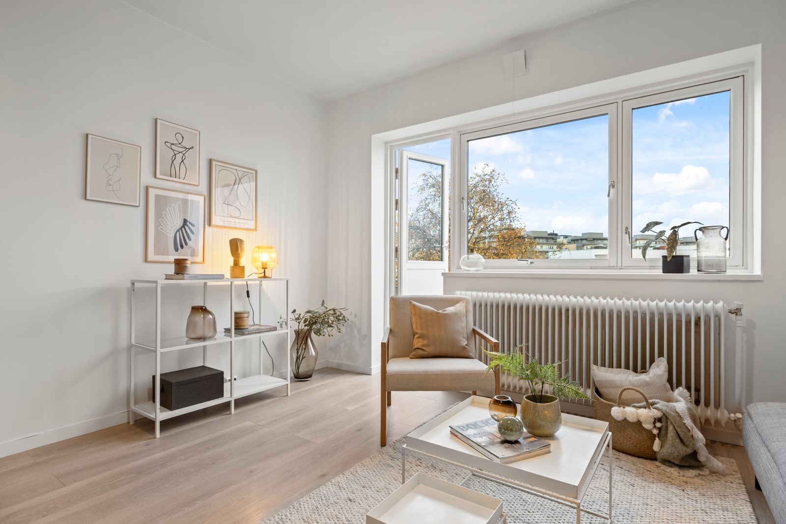 Boligen har en lys og fin stue. Galleribilde