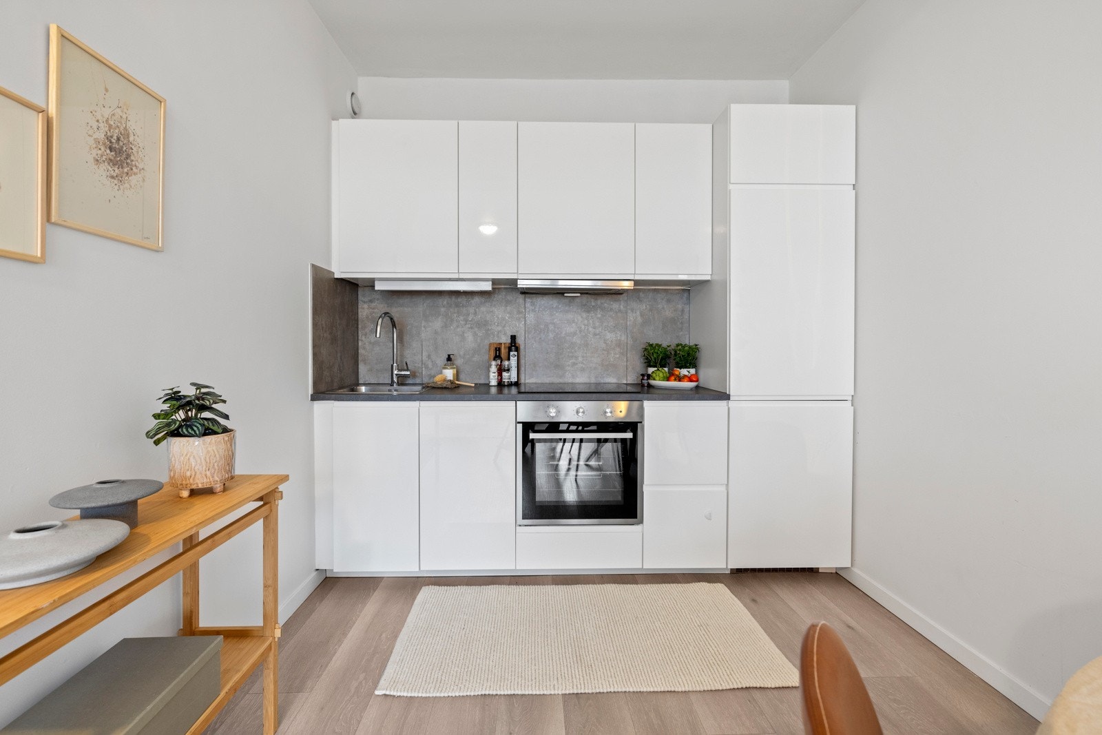 Glatt og moderne innredning fra IKEA med integrert komfyr, oppvaskmaskin og kjøl/fryseskap. Galleribilde