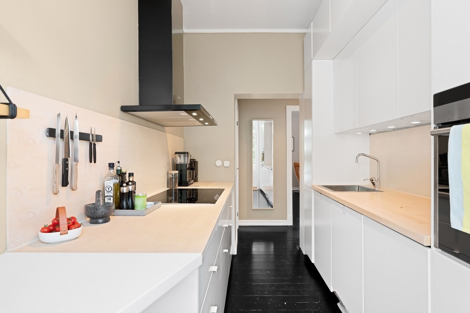 Leilighetens kjøkken ligger separat til med inngang fra entre. Galleribilde