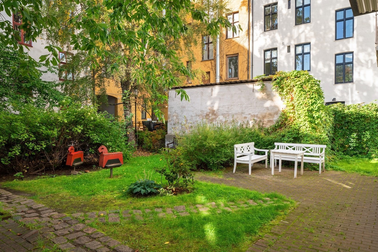 I fellesarealene er det benker og diverse for beboerne. Galleribilde