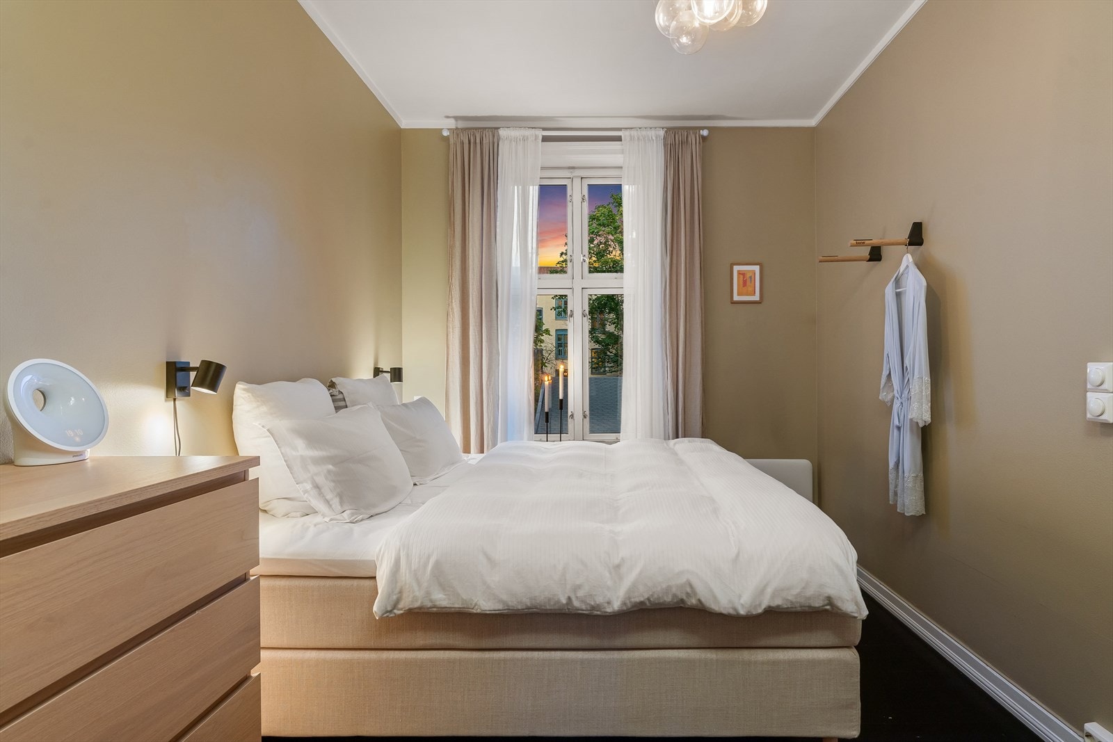 Soverommet har en god takhøyde og en luftig atmosfære. Galleribilde