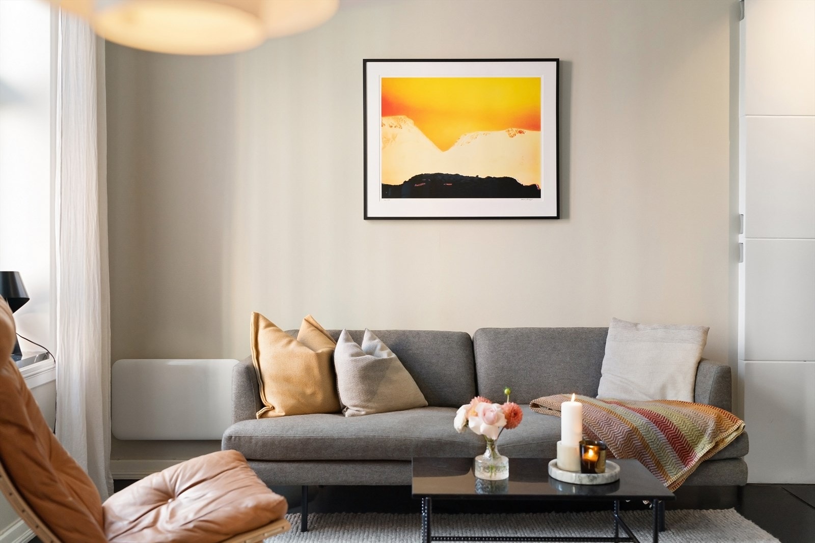 I stuen er det god plass for en større sofaløsning. Galleribilde