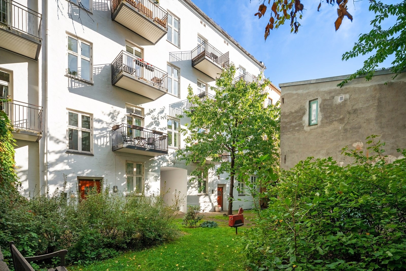 Leiligheten har en romslig, vestvendt balkong med gode solforhold som vender mot frodig bakgård. Galleribilde