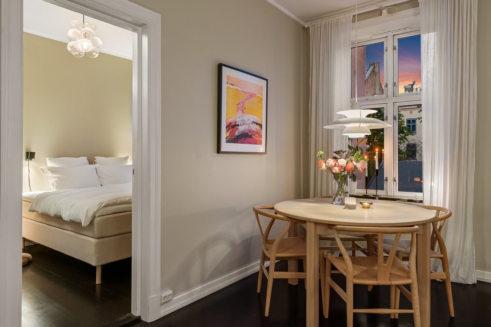 Fra stuen er det inngang til soverommet. Galleribilde