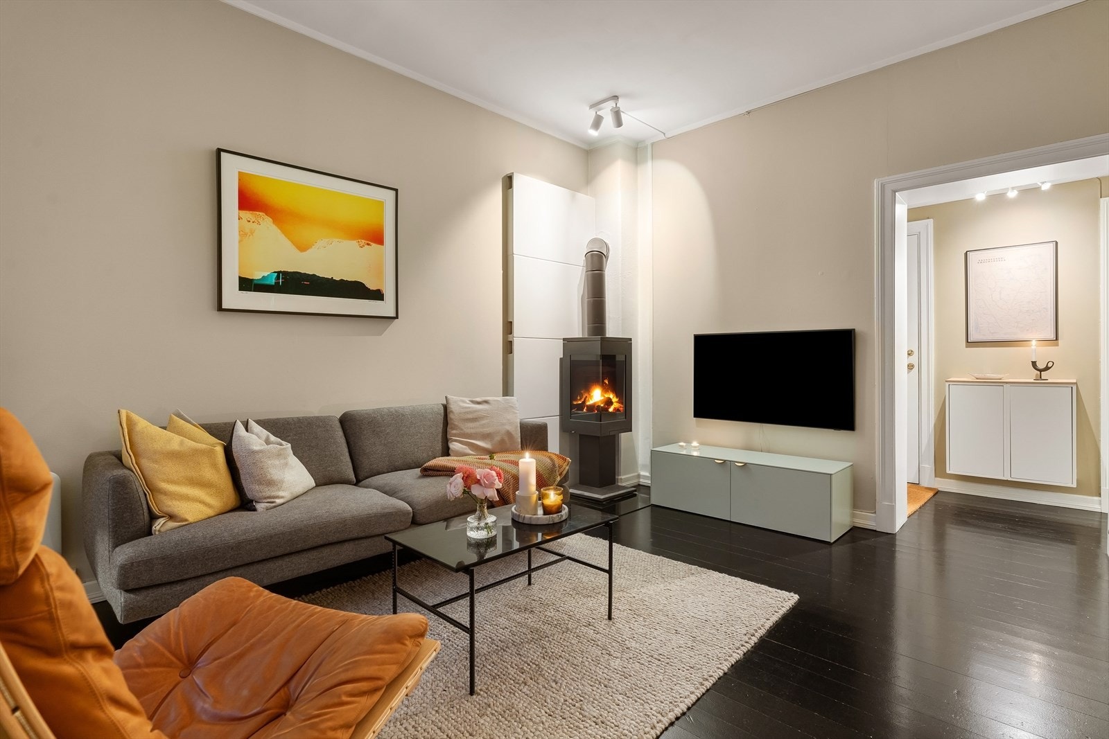 Kveldsstemning i stue med flott peis. Galleribilde