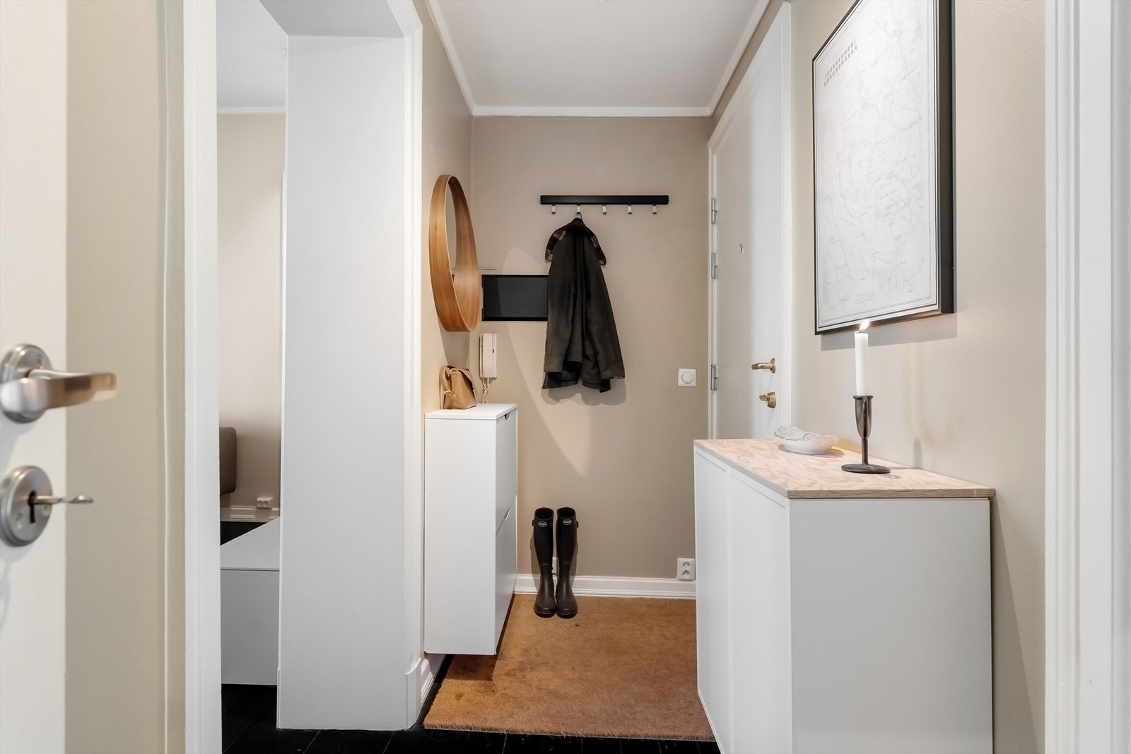 Flott entré med gode muligheter for å sette fra seg sko og oppheng av jakker. Galleribilde
