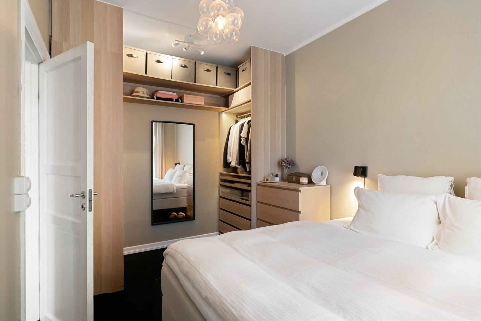 Lagringsplassen er godt ivaretatt i praktisk garderobeløsning. I tillegg er det 2 boder som leiligheten disponerer. Galleribilde