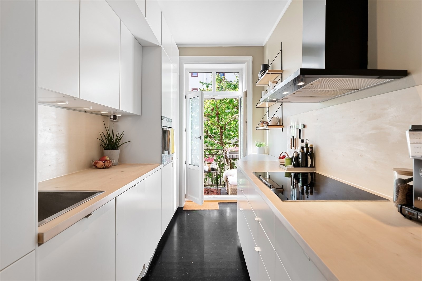 Lys og stilren kjøkkeninnredning fra 2016 med god skap og benkeplass. Galleribilde