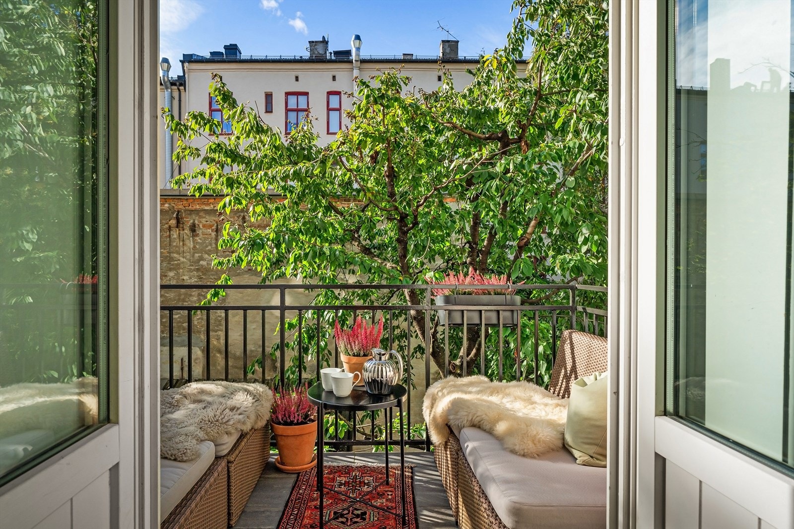 Fra kjøkkenet er det utgang til en fantastisk vestvendt balkong. Galleribilde