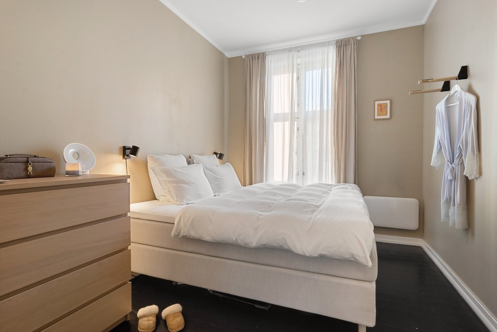 Romslig soverom med god plass til dobbeltseng, nattbord og øvrig soveromsmøblement. Galleribilde