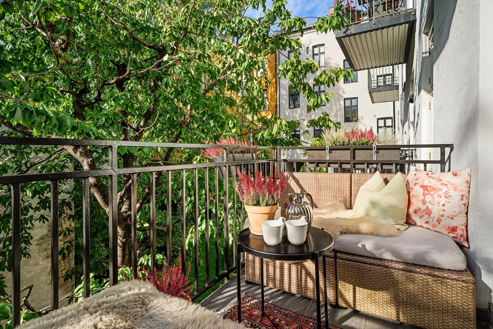 Balkongen vender ut mot felles, frodig bakgård. Galleribilde