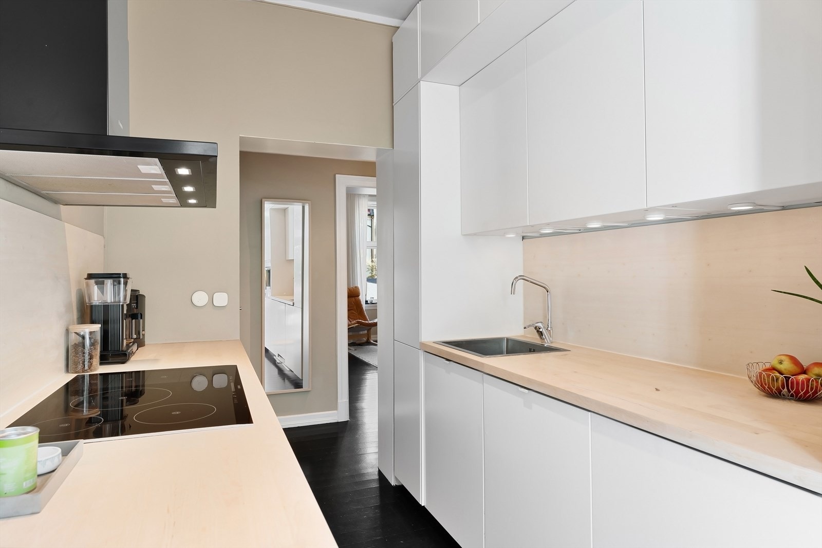 Kjøkkenet er utstyrt med integrerte hvitevarer som induksjonstopp (bred modell), stekeovn, oppvaskmaskin (ny i 2020) og kjøle- og fryseskap. Galleribilde