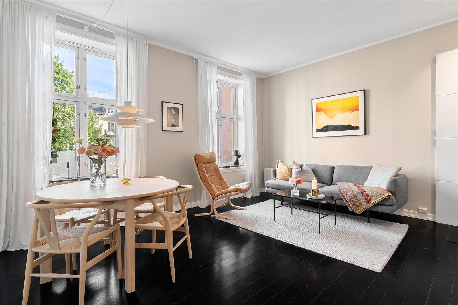 Stuen vender ut mot en rolig, enveisskjørt gate med hyggelig utsyn. Galleribilde