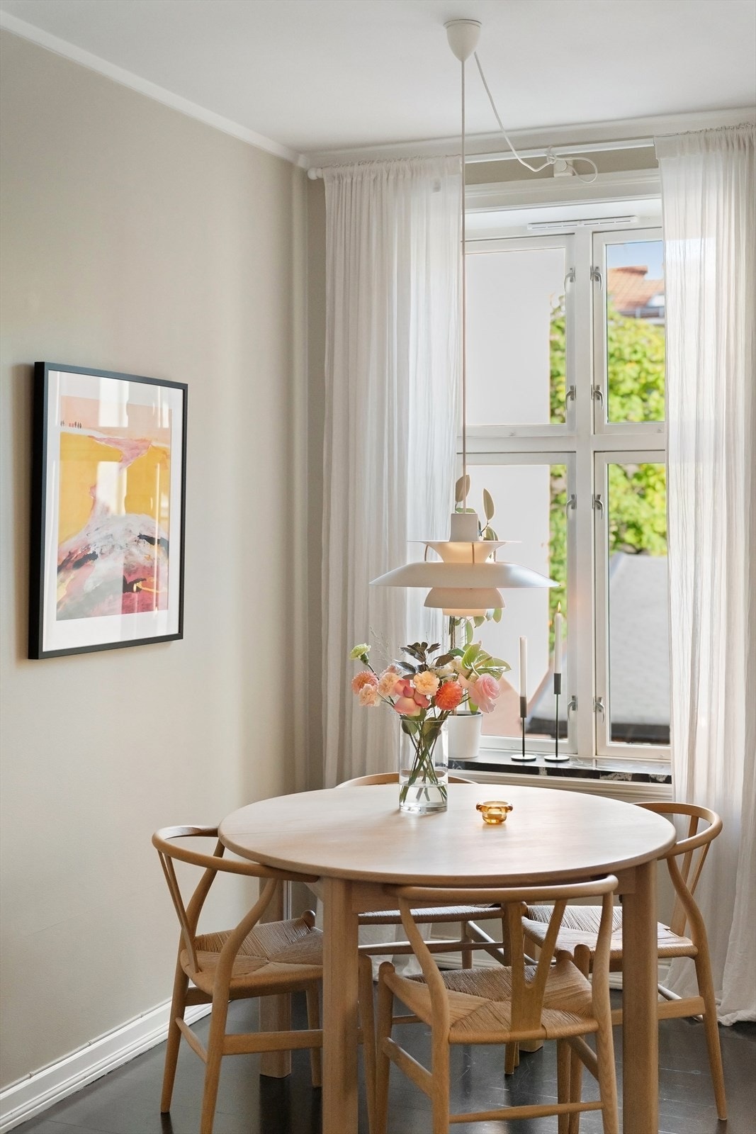 I stuen er det god plass for spisegruppe og øvrig møblement. Galleribilde