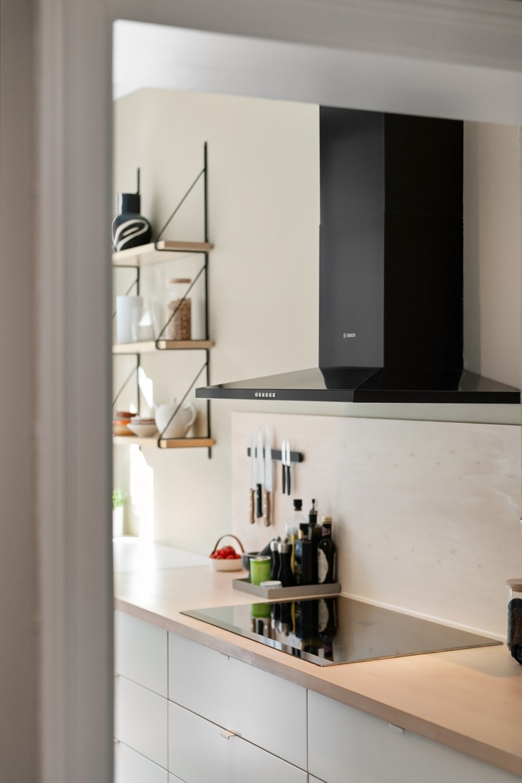 Det er montert avtrekksvifte i stålhette over kokesonen. Galleribilde