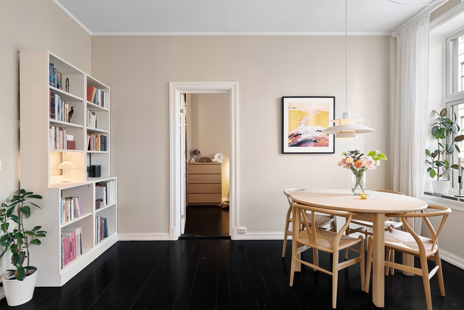 Gode innredningsmuligheter i stue, her kan man også lage en hjemmekontorløsning. Galleribilde