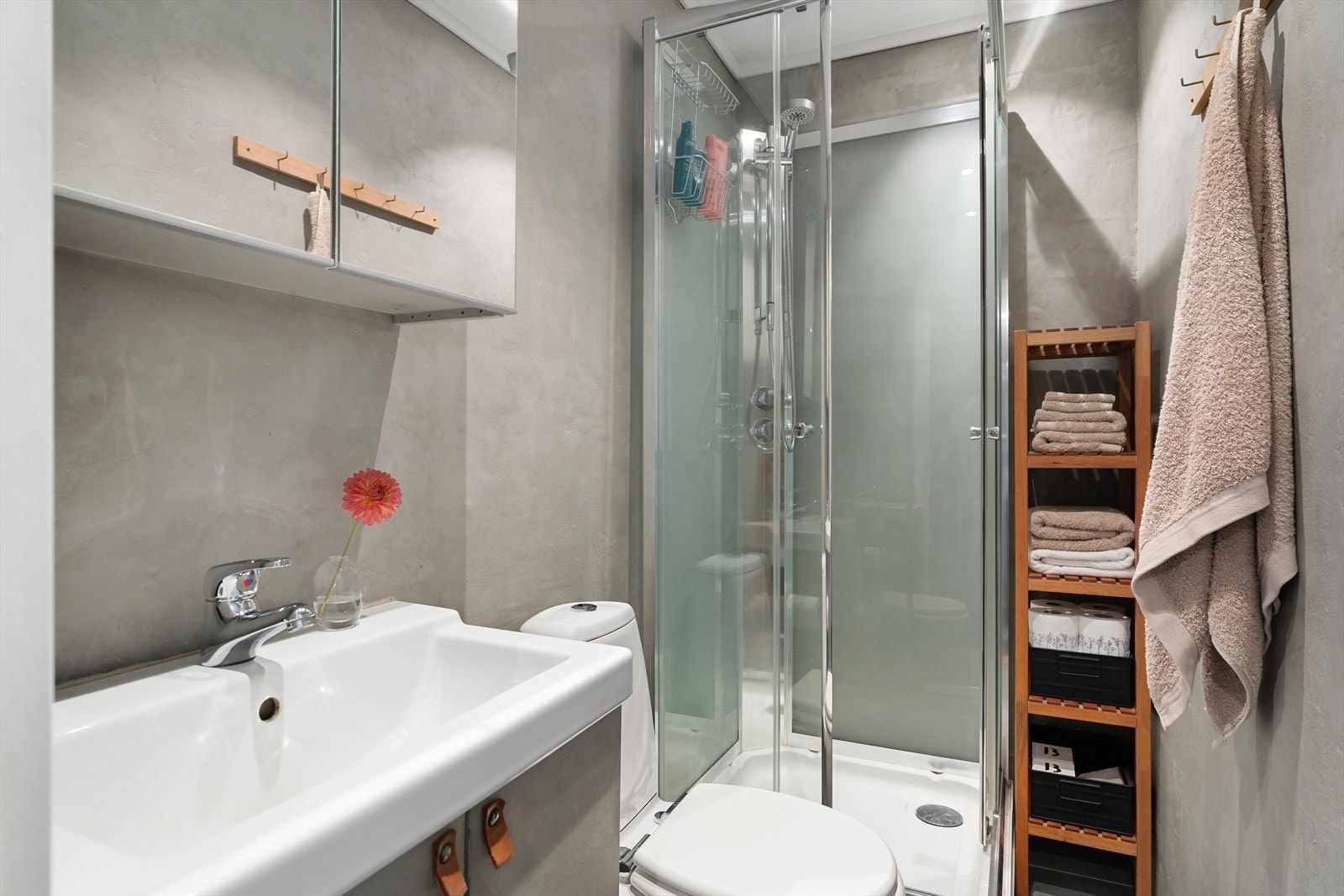 Praktisk dusjkabinett i hjørnet. Galleribilde