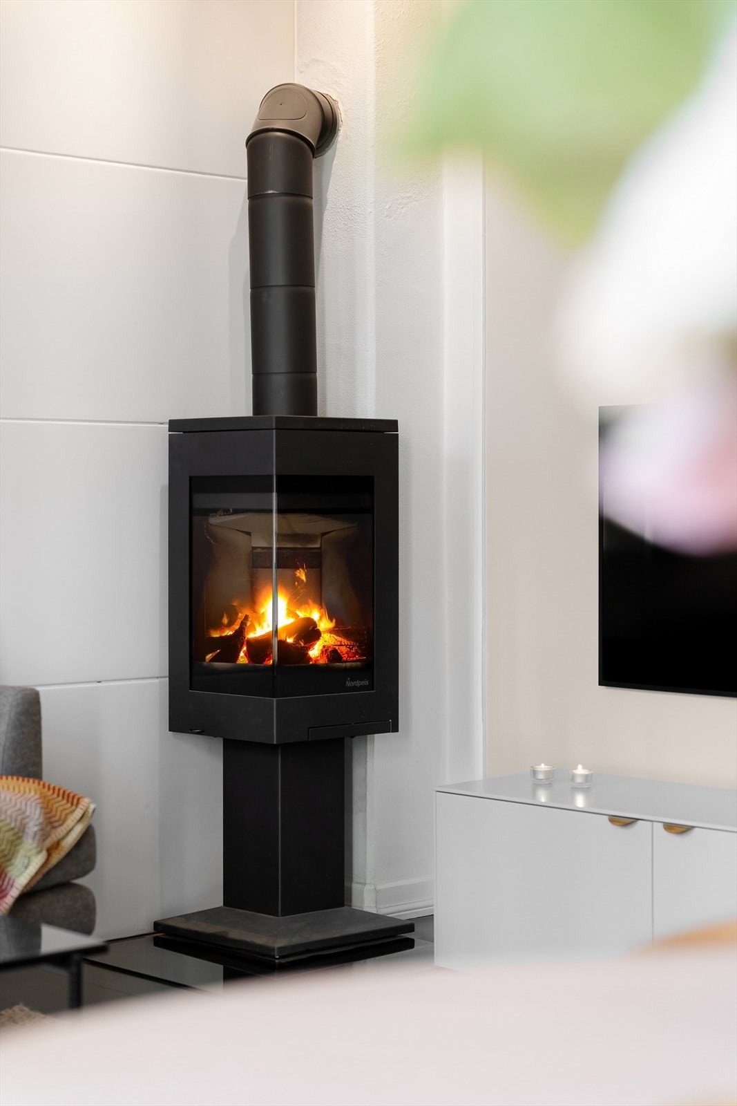 Hyggelig peisovn i stuen som gir en lun og god varme. Galleribilde