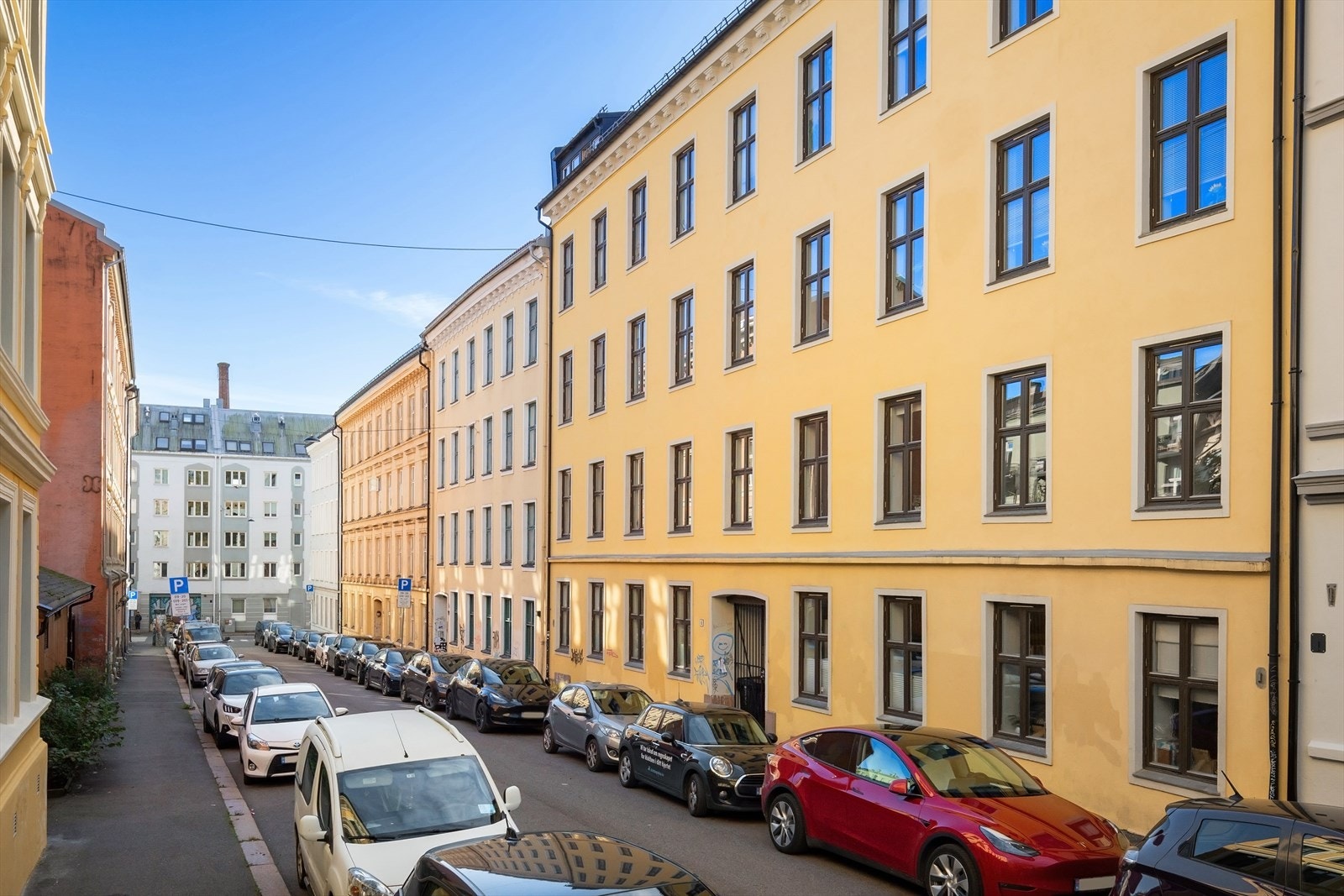 Leilighetens vender ut mot rolig enveisskjørt gate og bakgård. Galleribilde