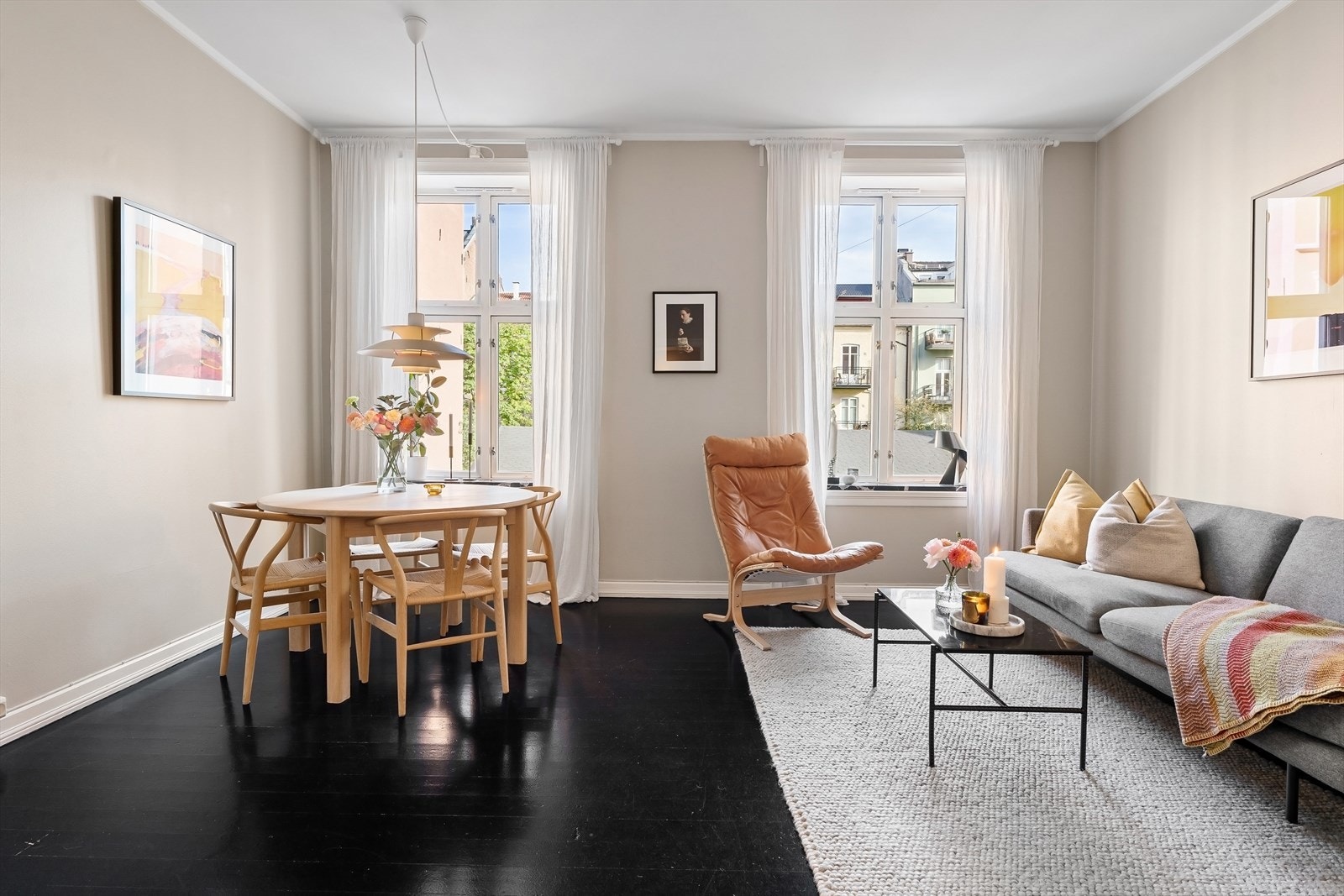 Stuen er av god størrelse og har en meget god takhøyde på hele ca. 2,86 meter. Galleribilde