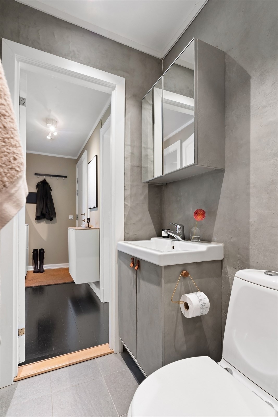 Stilrent baderom med microsement og fliser. Godt med lagringsplass i skap og hyller. Galleribilde