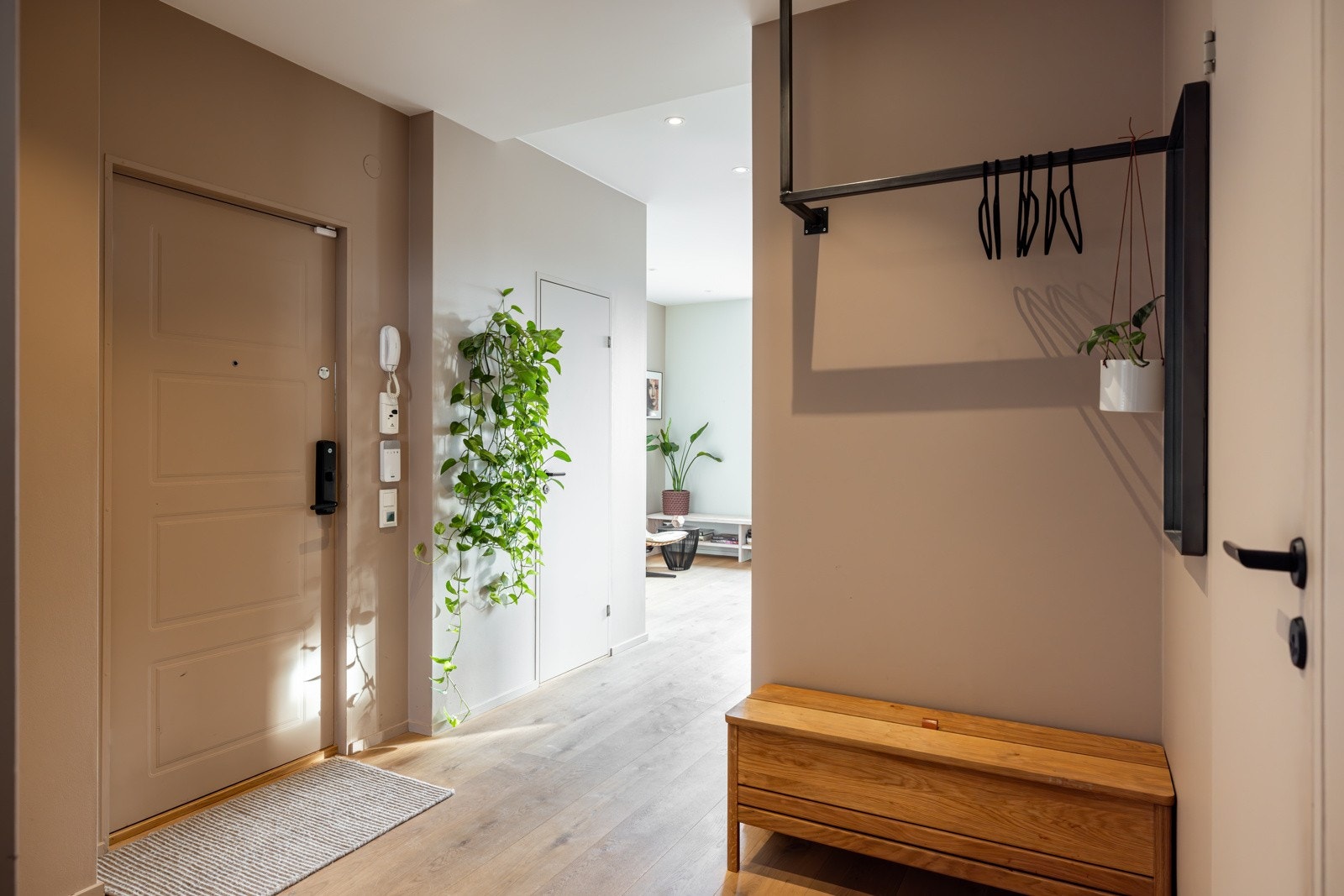 Gulvet har behagelig varme, og det er godt med plass til garderobeskap Galleribilde