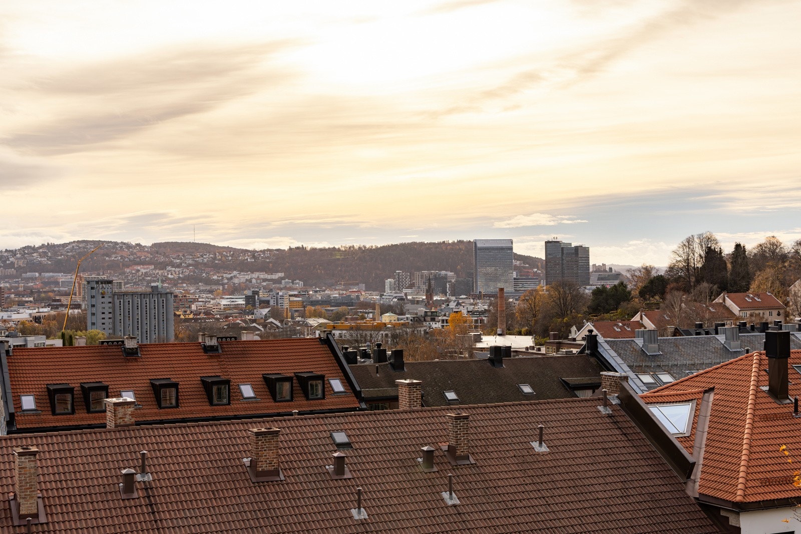 Imponerende utsikt over Oslo, der solforholdene gir optimale forhold for morgen- og formiddagssol Galleribilde