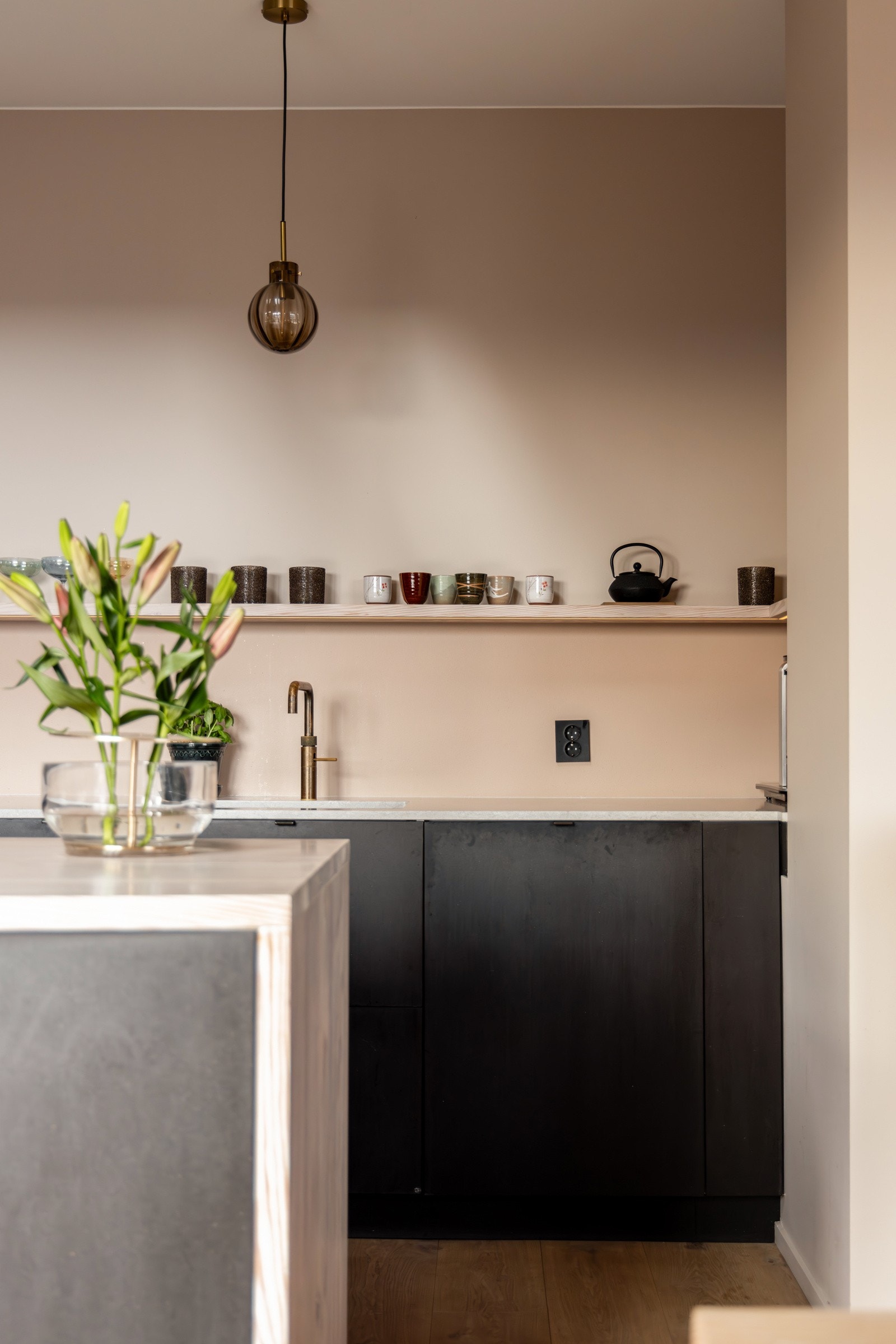 Her er alle hvitevarer integrert for et rent og ryddig inntrykk, inkludert Siemens oppvaskmaskin, stekeovn, kjøleskap og benkefryser, samt en induksjonsplatetopp fra NEFF med integrert avtrekk Galleribilde