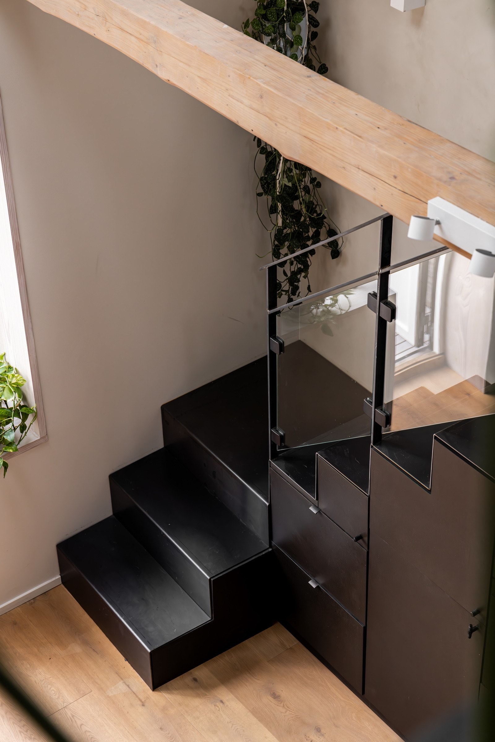 Lekker og spesialtilpasset ståltrapp opp til loftstue Galleribilde