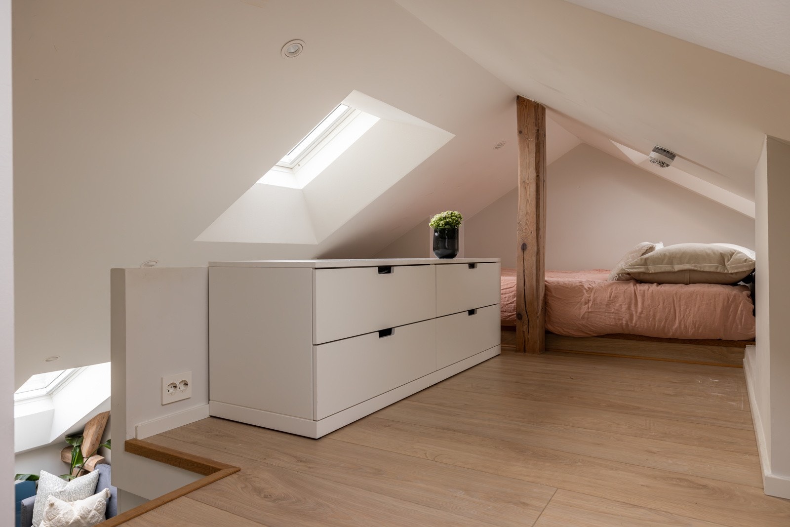 Hemsen har et gulvareal på ca. 11,5 kvm og har plass til seng og kommode Galleribilde