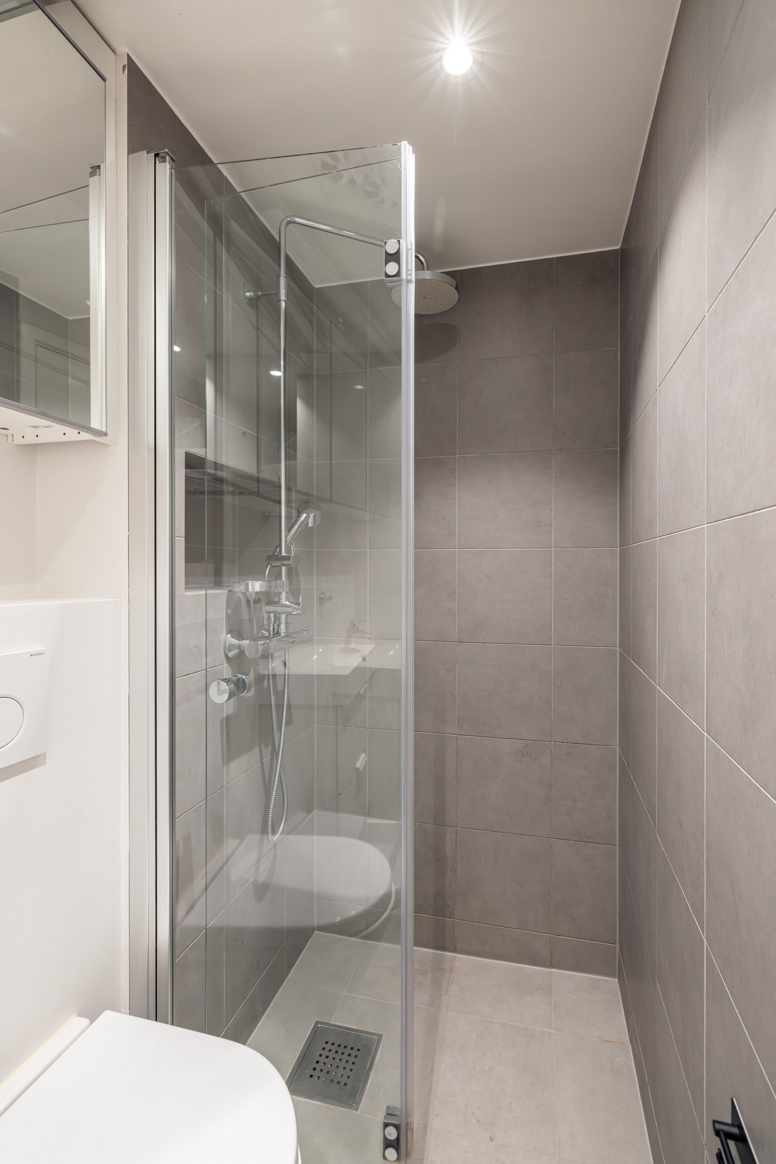 Hybeldelens bad ble nytt i 2017 og har en moderne og stilren innredning Galleribilde