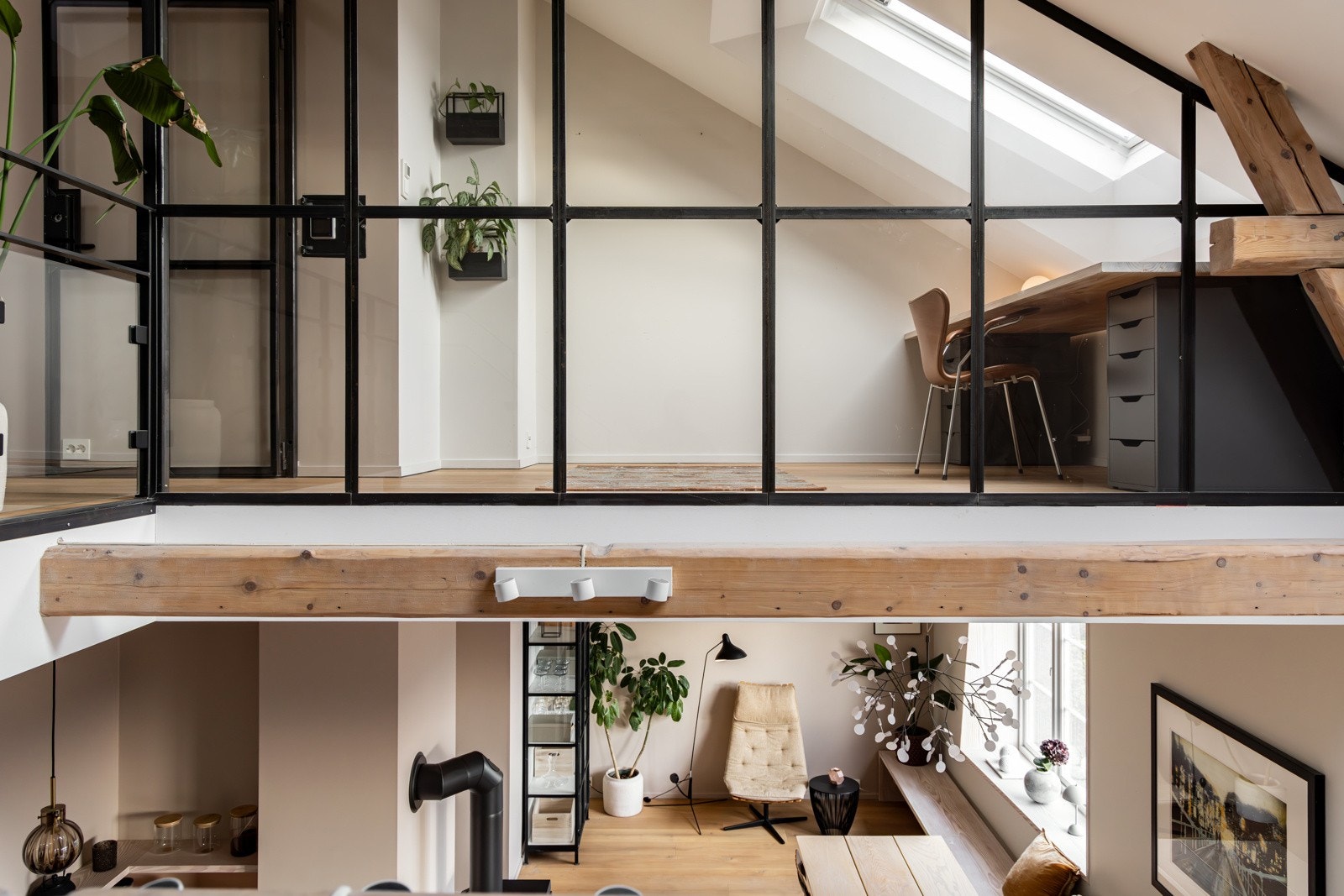 Dør og vegg mot kontoret er utført i smijern med glassfelt, som tilfører et moderne, industrielt uttrykk og gir rommet en åpen og luftig atmosfære Galleribilde