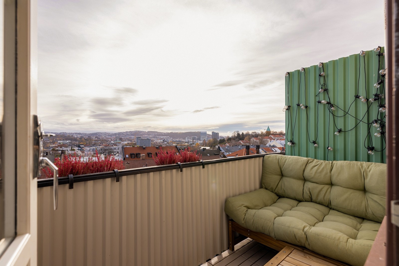 Boligen har en koselig balkong med en enestående utsikt ut over byen Galleribilde