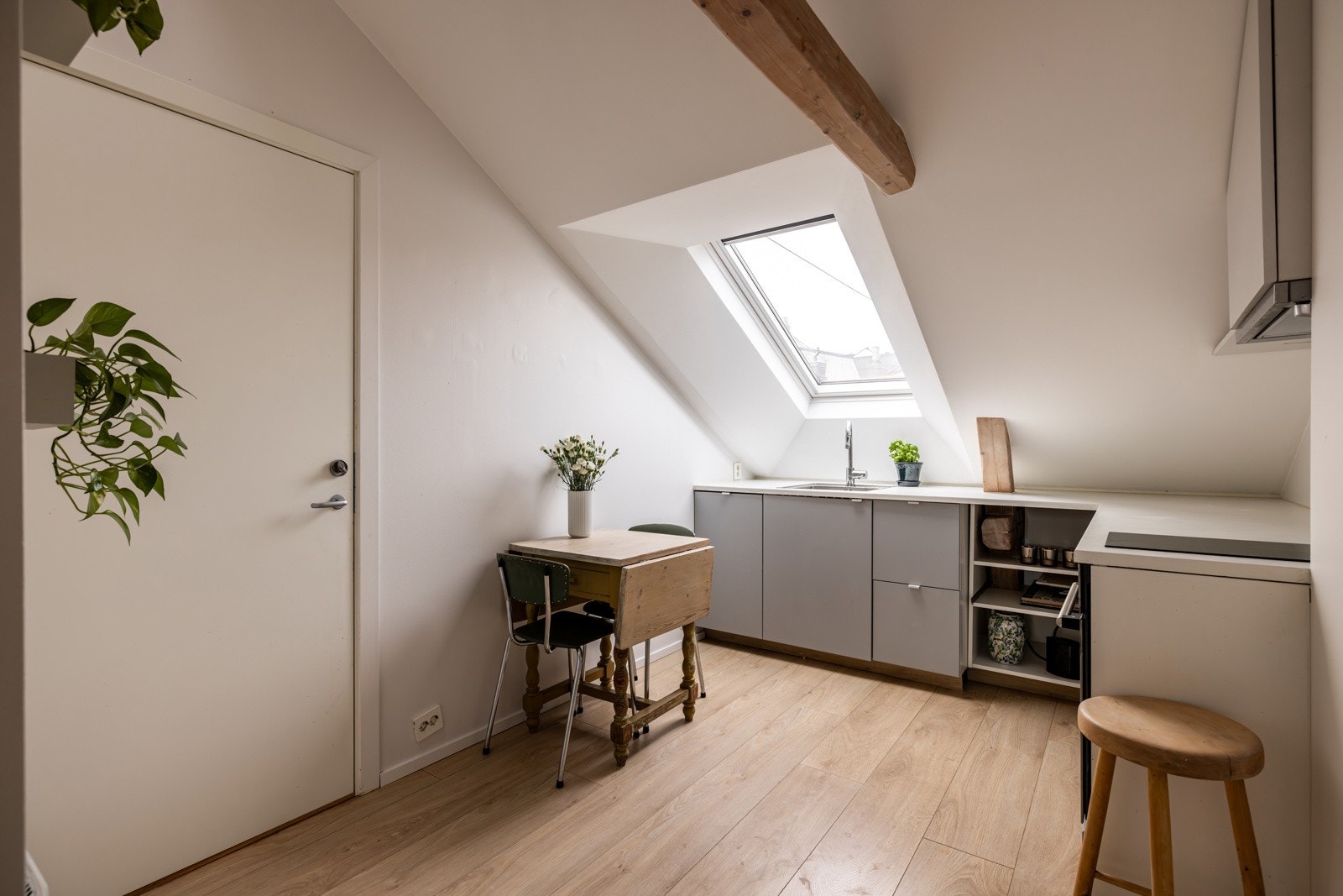 Leiligheten inkluderer en egen hybeldel, med separat inngang og ligger på samme plan som loftstuen, noe som gir både fleksibilitet og privatliv Galleribilde