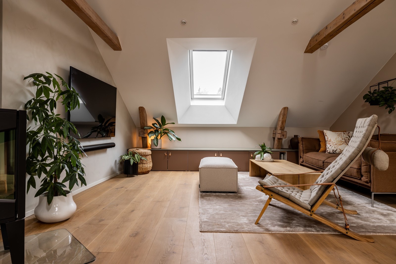 Loftstuen er lys og romslig, med god plass til sofa og annet møblement, og kan enkelt innredes etter behov Galleribilde