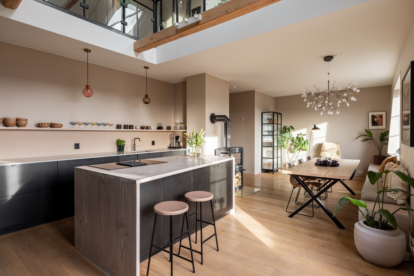 Dette er en eksklusiv og stilfull loftsleilighet, totaloppusset i 2017 Galleribilde