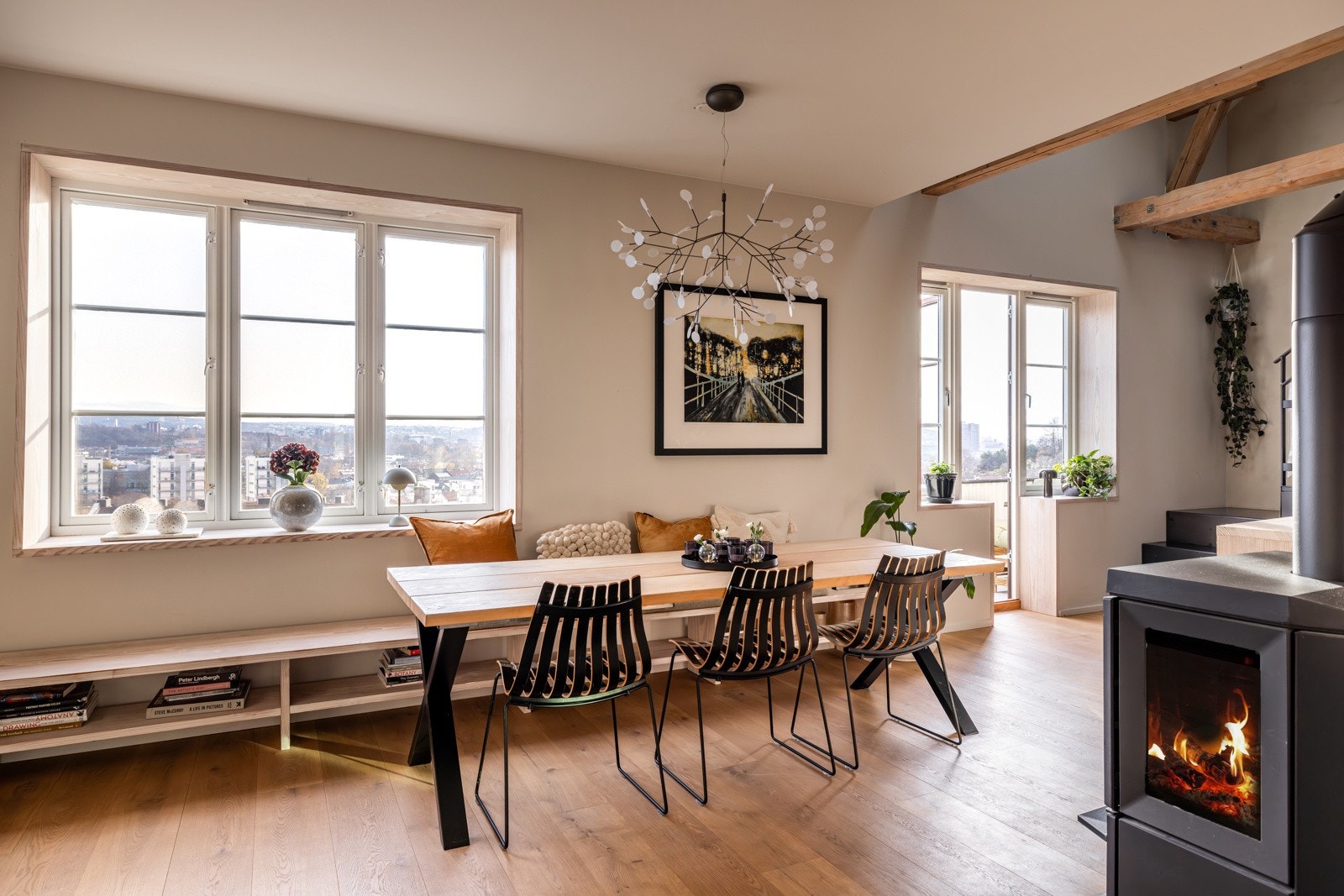 Med en takhøyde på 2,72 meter og store vindusflater har stuen et lyst og luftig preg Galleribilde