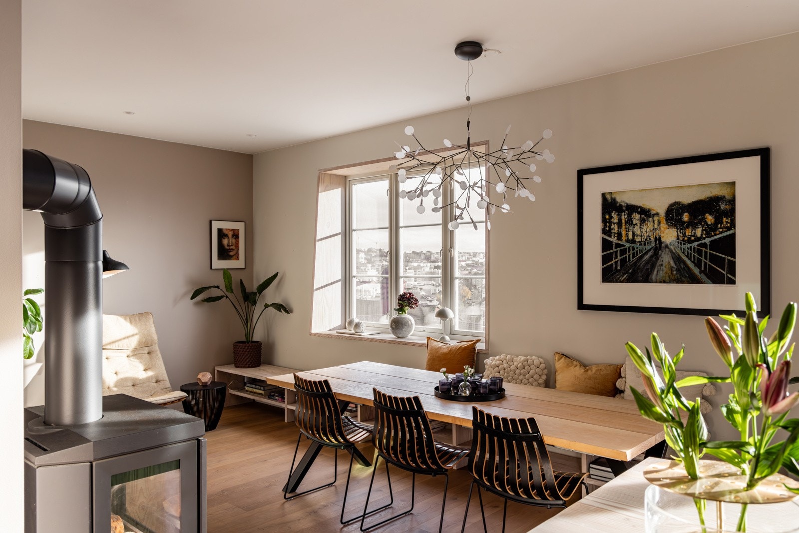 Stuen har en særdeles innbydende atmosfære med en praktisk åpen kjøkkenløsning Galleribilde