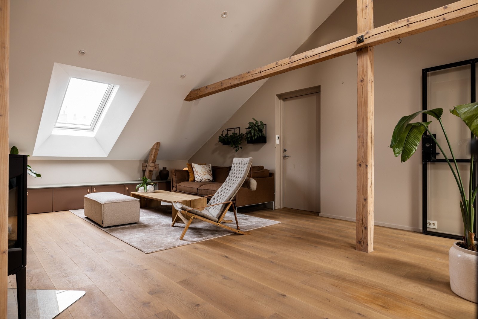 Fra kjøkkenet ledes du opp til leilighetens loftstue Galleribilde