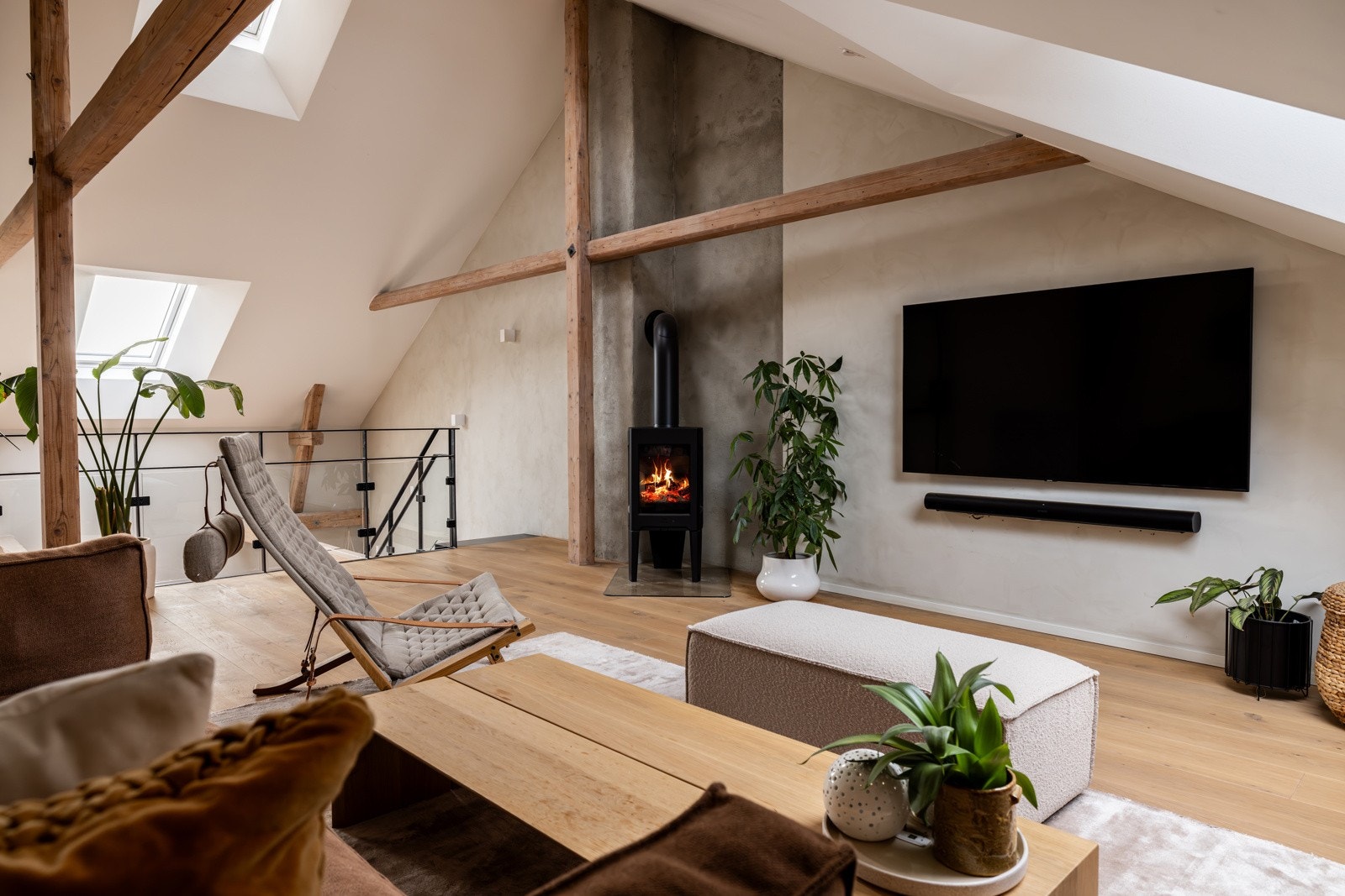 Loftstuen har også en stemningsfull peisovn som tilfører varme og hygge på kalde dager Galleribilde