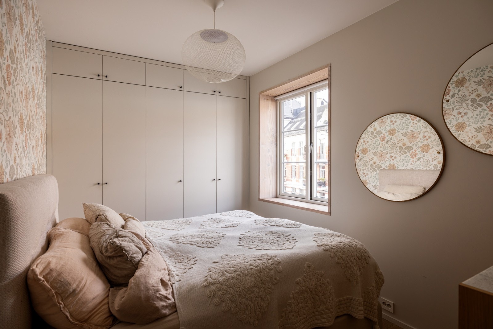 Leiligheten har totalt tre soverom i hoveddelen. Hovedsoverommet er av romslig størrelse med plass til dobbeltseng og annet ønskelig møblement Galleribilde