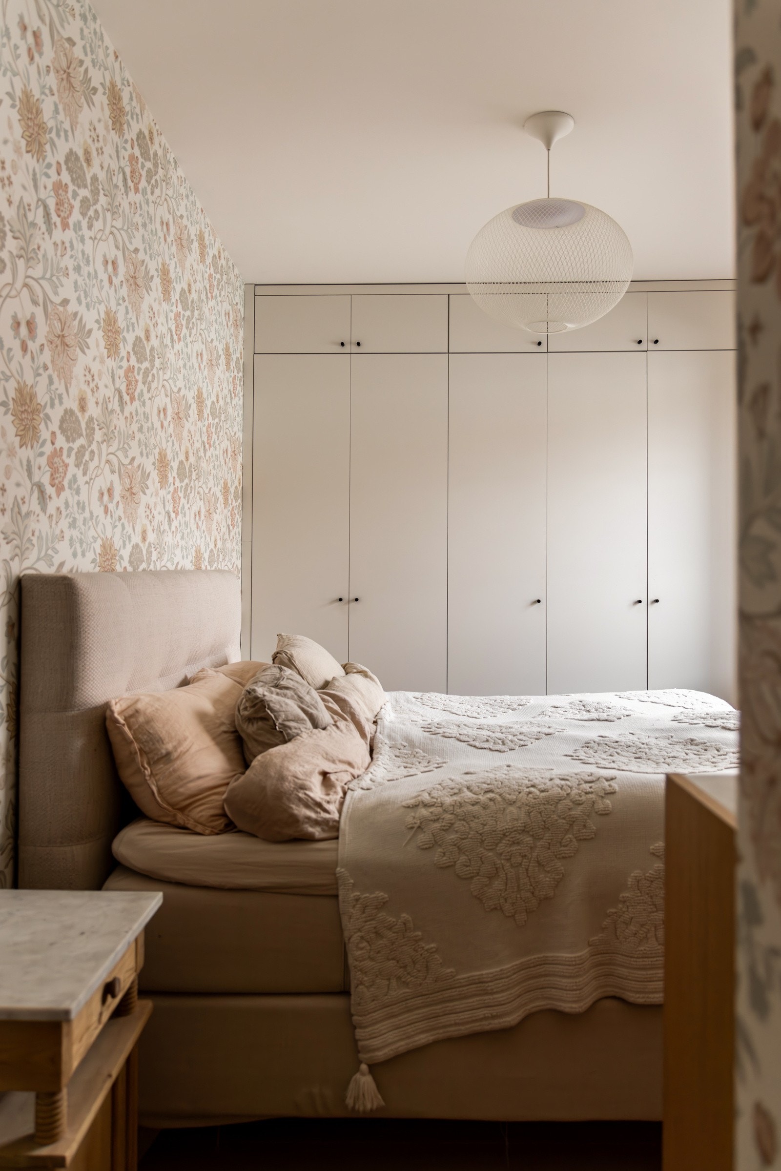 For å optimalisere både funksjonalitet og estetikk, er det benyttet spesialbygde innredninger og garderobeløsninger fra møbelsnekker Galleribilde