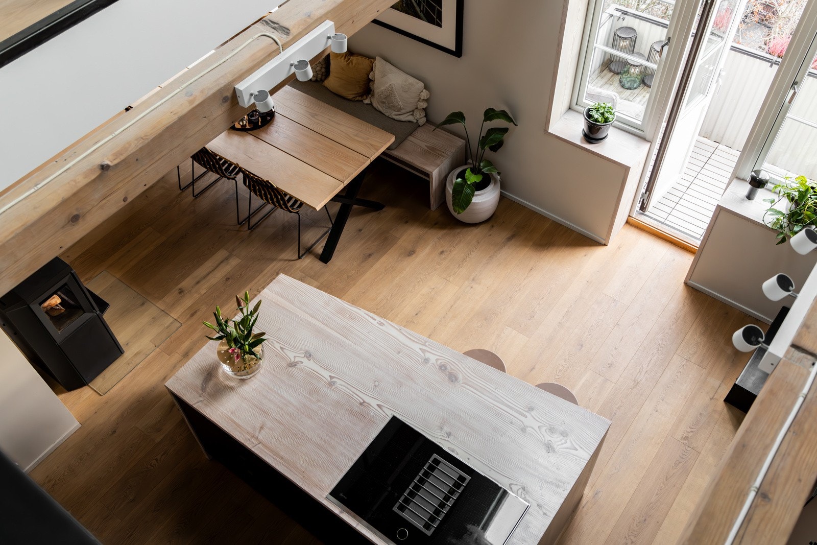 Her kan du se ned på kjøkkenet og oppleve den imponerende takhøyden på opptil 6,22 meter Galleribilde