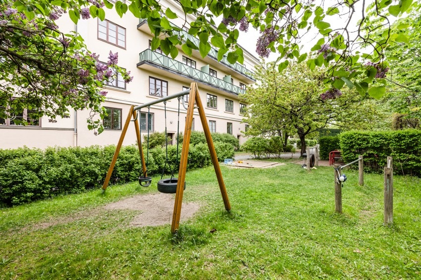 Frodig bakgård med mange soner til avslapping, lek og grilling Galleribilde