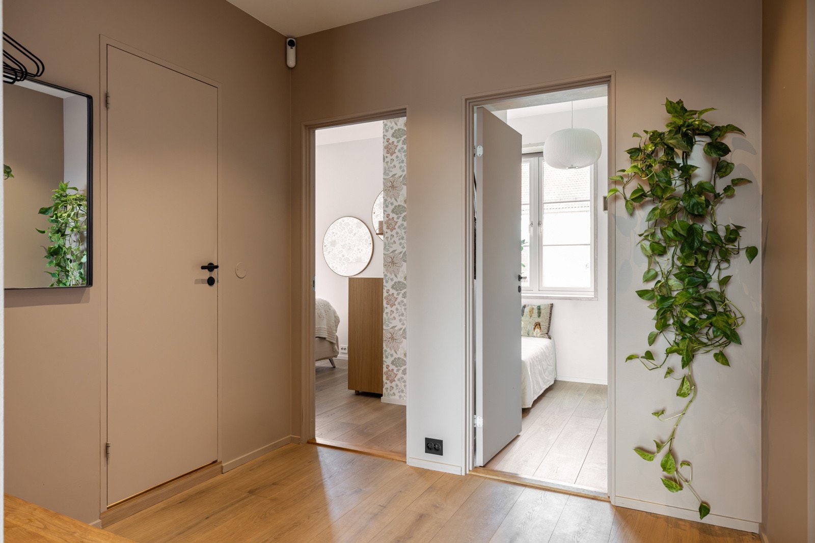 Ditt første møte med boligen er en innbydende entré malt i moderne fargetoner, elegant en-stavs parkett og stilrene downlights i taket Galleribilde