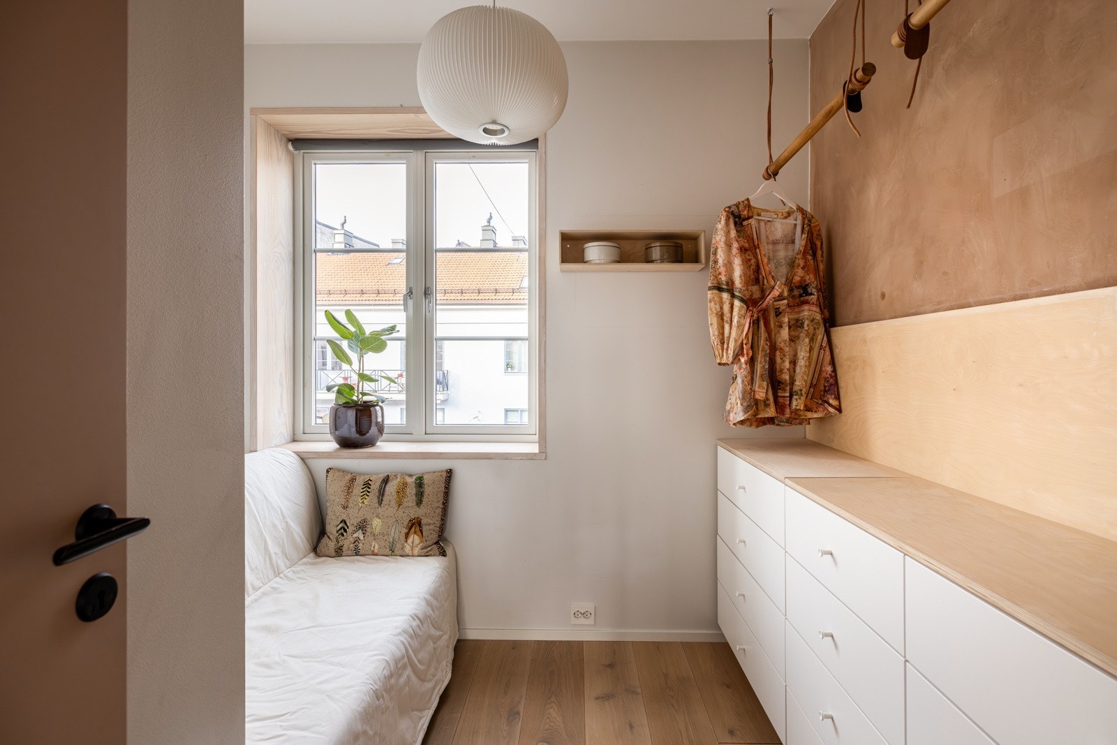 Det andre soverommet i hoveddelen er ideelt som barnerom, også her i en beroligende fargepalett Galleribilde