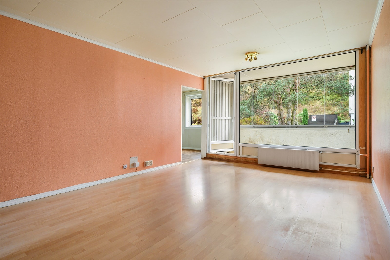 Velkommen til Vestre Vadmyra 18! Presentert av Eiendomsmegler Krogsveen v/Thomas Hauge. Oppussingsobjekt med 2 soverom og innglasset balkong. Galleribilde