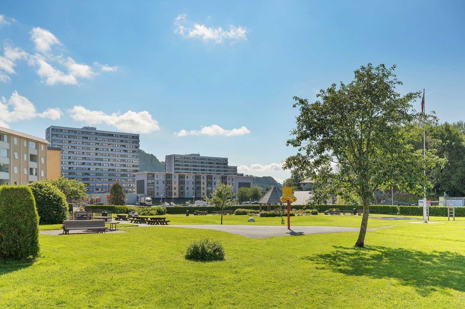 Tomten til borettslaget er meget pent opparbeidet med lekeareal, parkareal og sittegrupper. Her kan barna leke i trygge omgivelser. Galleribilde