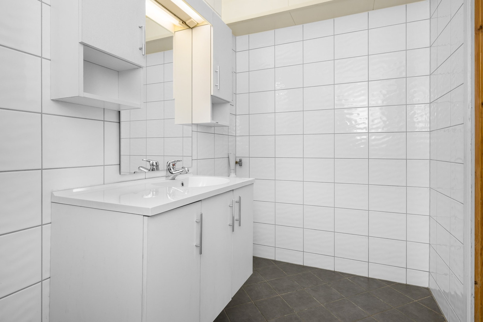 Helfliset baderom fra 2011. Opplegg for vaskemaskin. Galleribilde